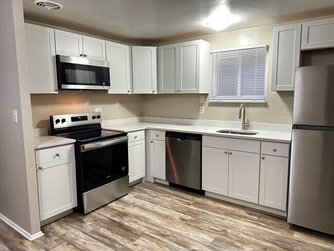 Foto del edificio - 3 Bed 1.5 Bath with an Additional Bedroom