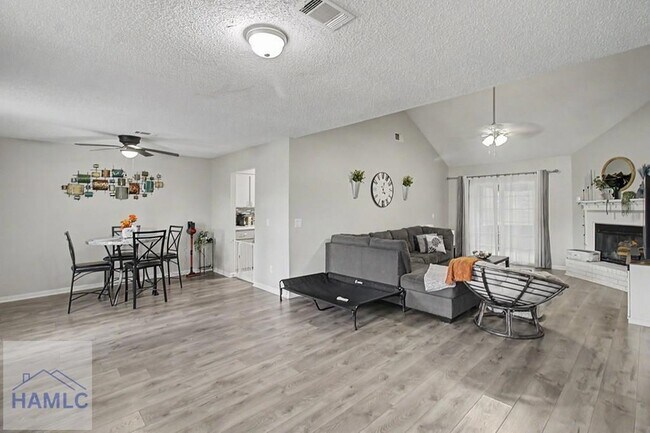 Foto del edificio - 703 Woods Ct