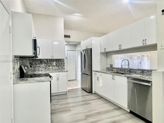 Foto del edificio - 5508 NW 101st Ct