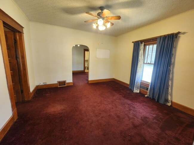 Building Photo - 1 Bedroom House Near Shopping, Parks and Little League Field