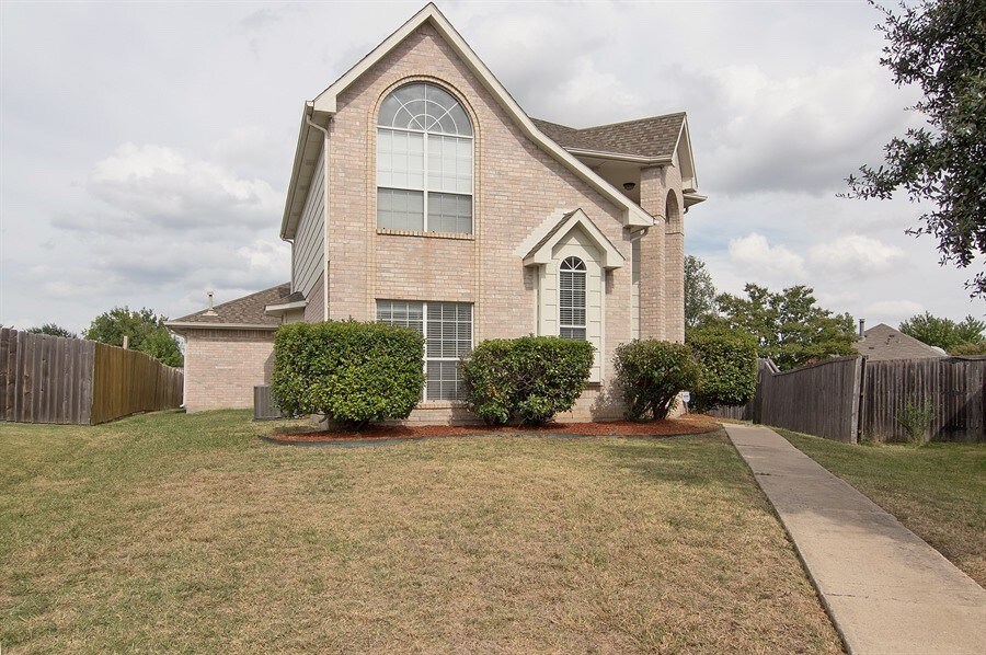 Foto principal - 1004 Lake Bluff Ct
