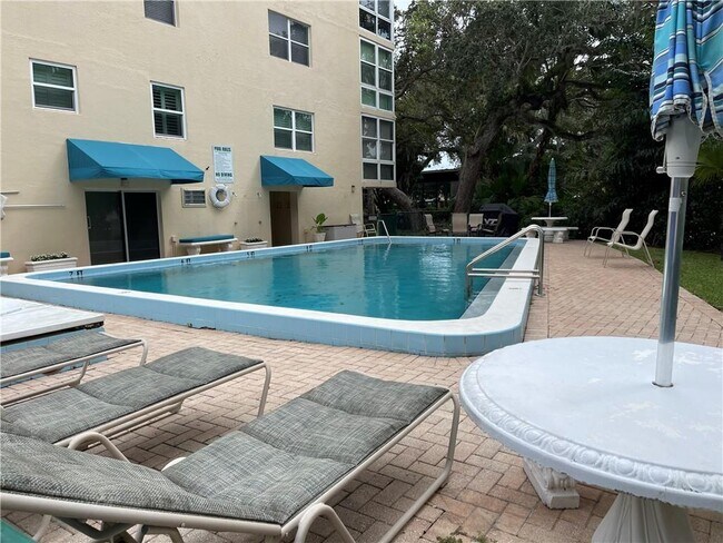 Foto del edificio - 275 Date Palm Rd