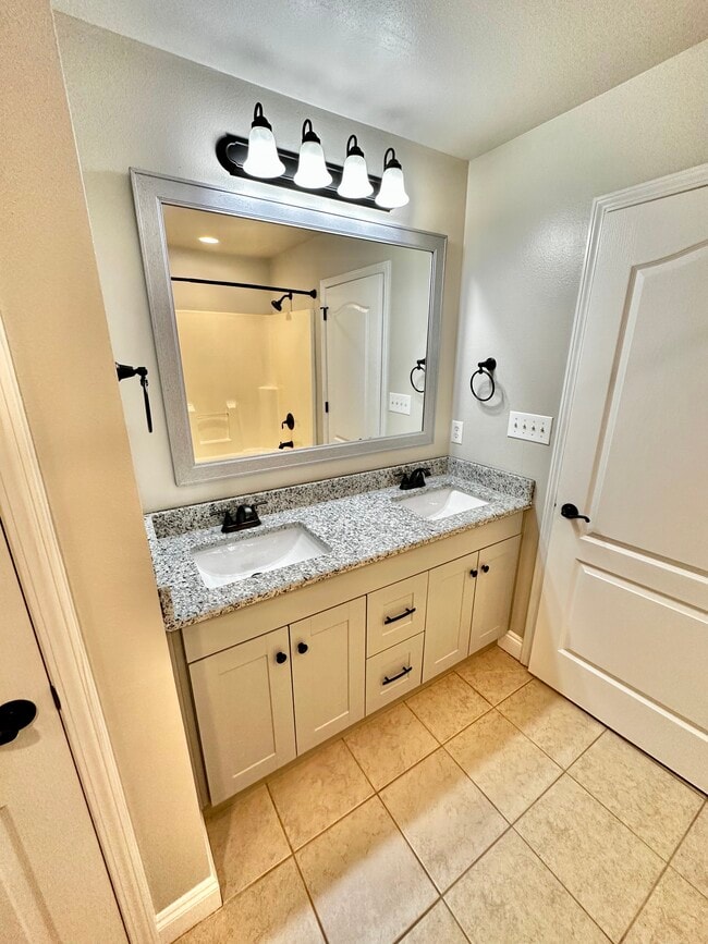 Foto del edificio - 8022 Brookside Ln