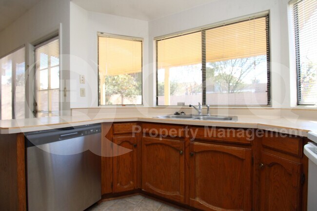 Building Photo - 2325 W Gregg Dr