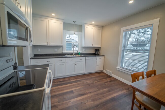 Kitchen - 953 Higgins Ave