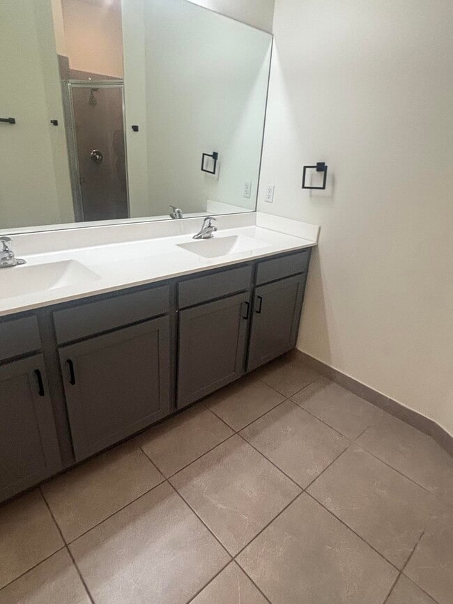 Building Photo - 8010 NW Greenbank Cir