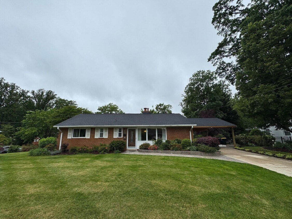 Primary Photo - Gorgeous 3 Bed 1.5 Bath Single-Family Home...