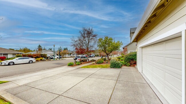 Foto del edificio - Desirable Skyhawk 3 bedroom Tri-Level Single Family