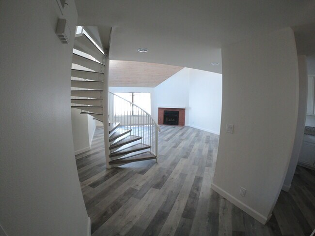 Building Photo - 620 E Angeleno Ave