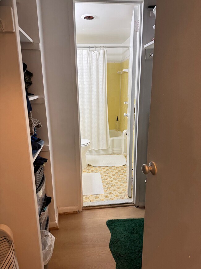 Vestidor y baño - 1330 New Hampshire Ave NW