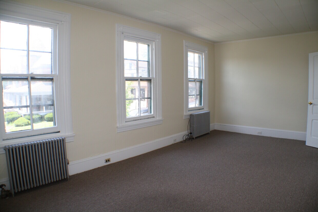 Foto principal - 331 E Main St