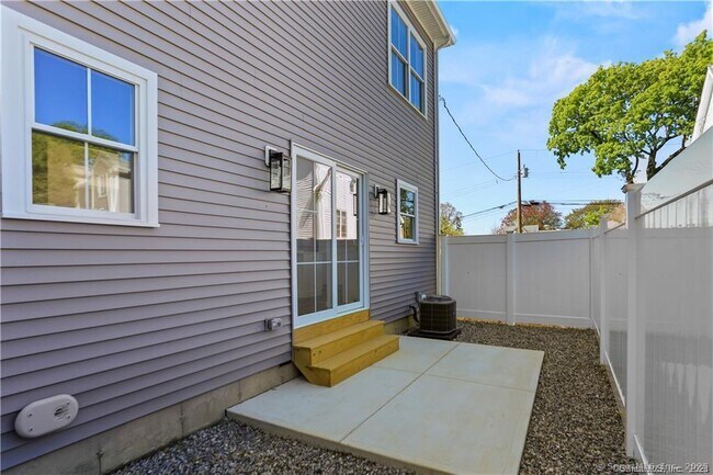 Building Photo - 350 Halley Ave