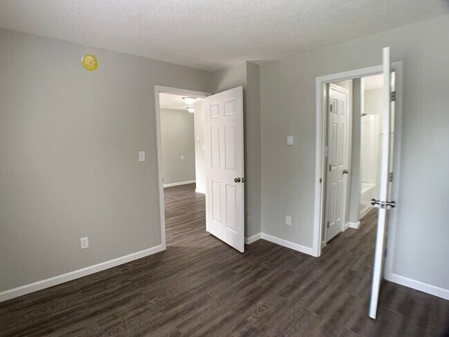 Foto del edificio - One bedroom first floor Apartment