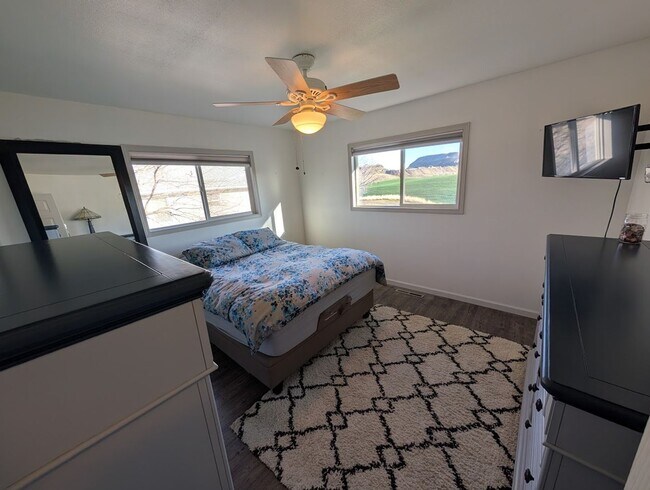 Foto del edificio - Large 5 Bedroom 2 Bath House - Pet-Friendly