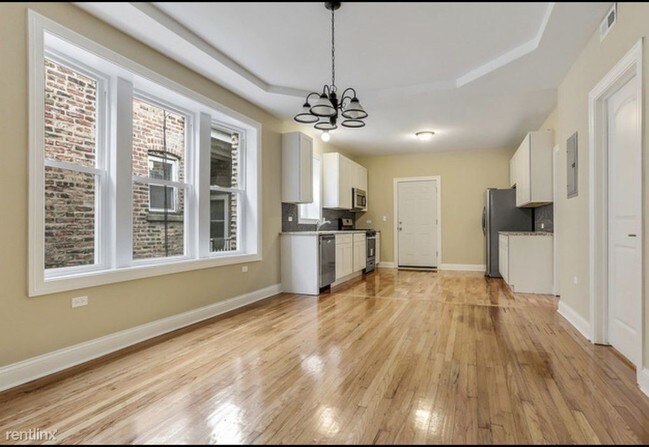 Building Photo - 3 br, 1 bath  - 4944 W Monroe St