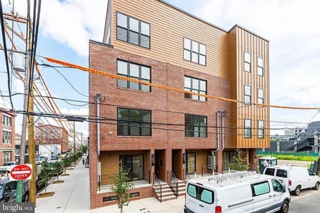 Building Photo - 1651 N 6th St