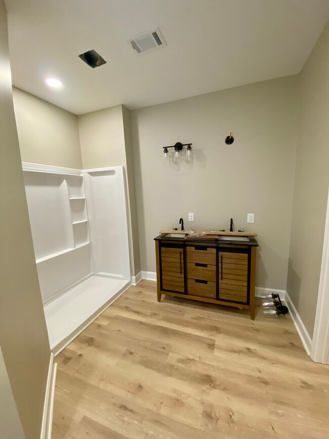 Foto del edificio - 230 Sylvan Rd