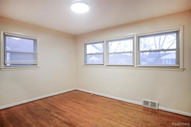 Foto del edificio - 24101 Westhampton St