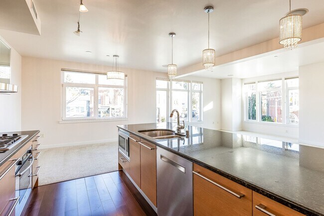 Foto del edificio - Stunning 2 Bedroom 2 Bath condo, with 2 Parking spots in the heart of vibrant Kirkland for Rent