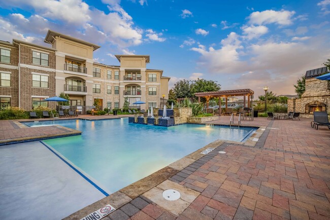 Piscina estilo resort con zona para broncearse y solárium - Bexley Lake Forest