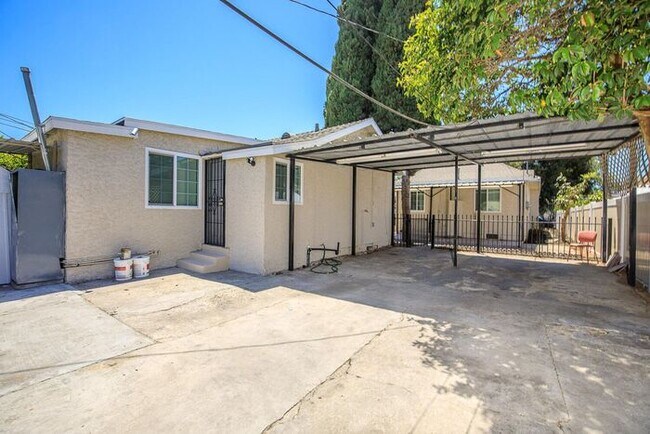 Building Photo - Beautiful Home Ready for Move-in