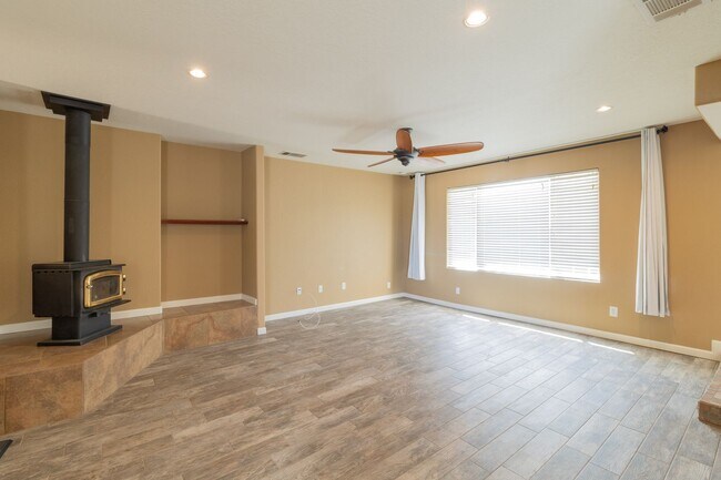 Foto del edificio - 21148 Rosewood St