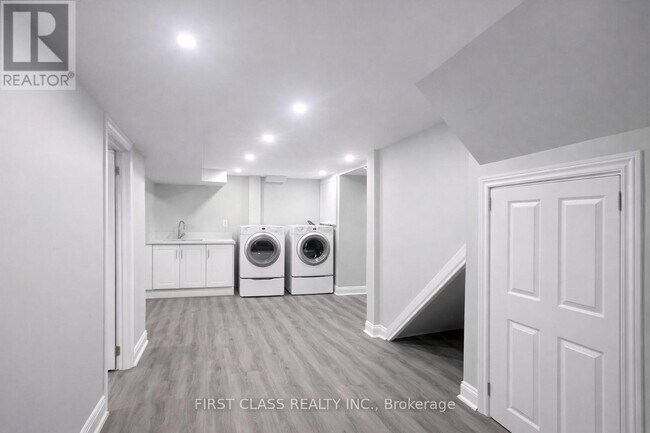 Building Photo - 3280 Pilcom Crescent