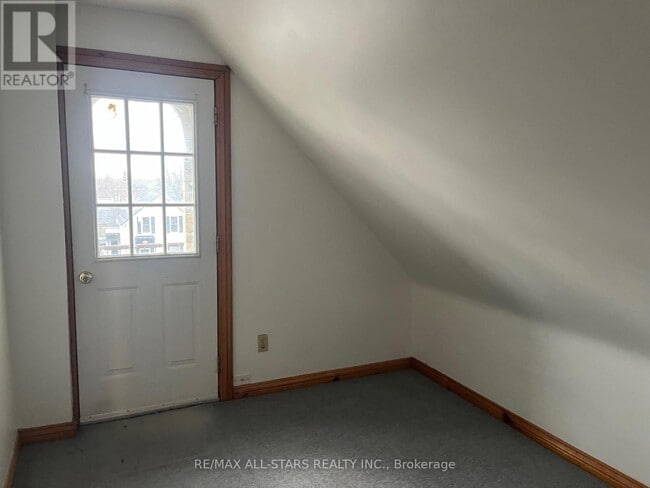 Photo du bâtiment - 4 Kent St W