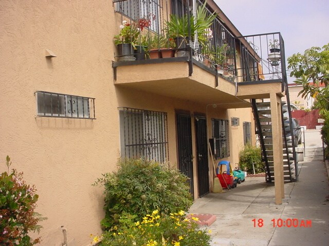 Building Photo - 115 W Hall Ave