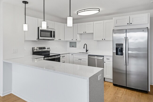Building Photo - 555 W Cornelia Ave