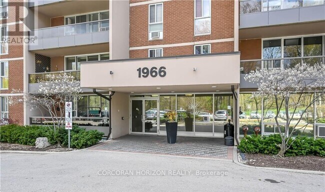 Photo du bâtiment - 1966 Main St W