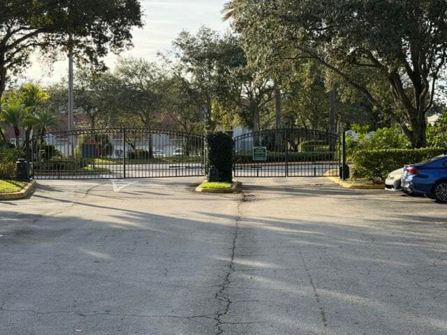 Building Photo - 5016 Lantana Rd