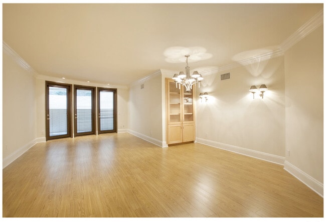 Building Photo - 10305 Almayo Ave