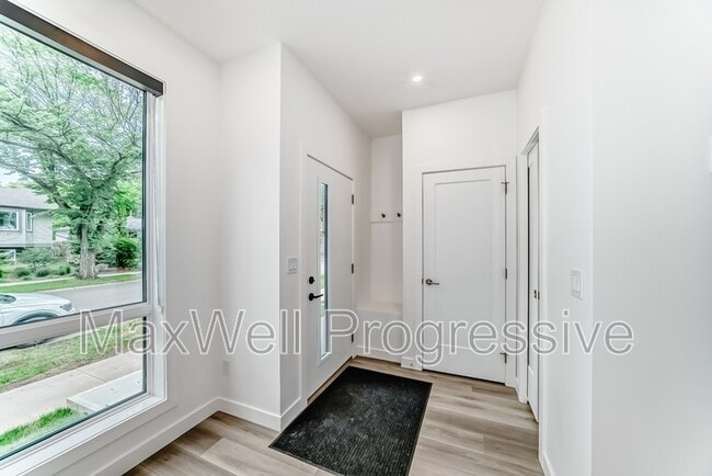 Building Photo - 6415-6493 93 St NW