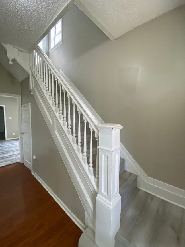 Building Photo - 4 bedrooms, 2 bathrooms home available in ...