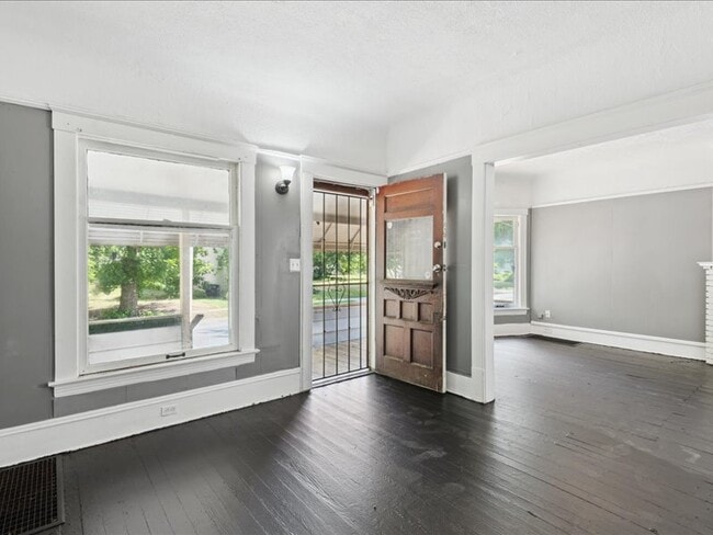 Building Photo - 10622 Hathaway Ave
