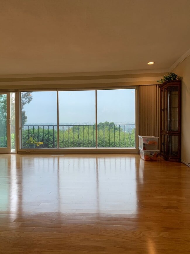 Foto del edificio - Stunning Del Cerro View Home with Spacious Split-Level Layout