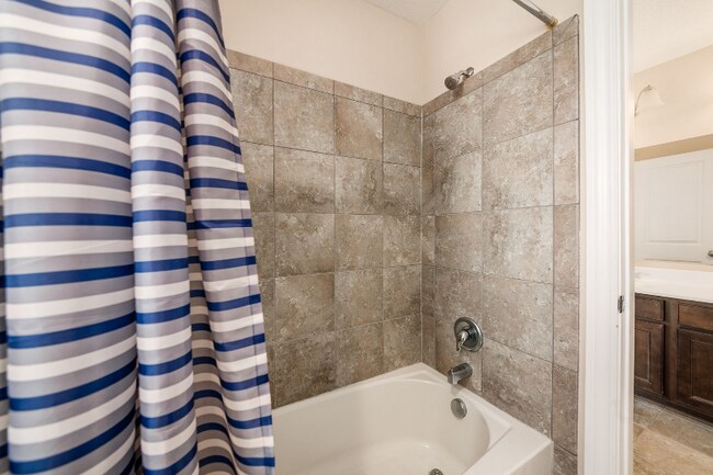 Foto del edificio - 6138 Longwood Dr