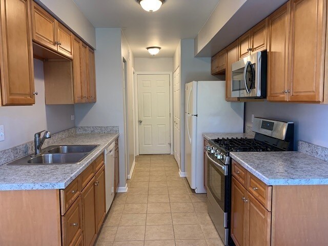 Building Photo - 145 Hazelnut Dr