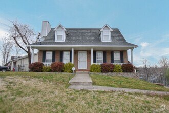 Building Photo - 2021 Windmeade Dr