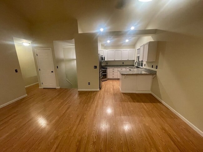 Building Photo - Spacious 4 Bedroom Home for Rent in Lake S...