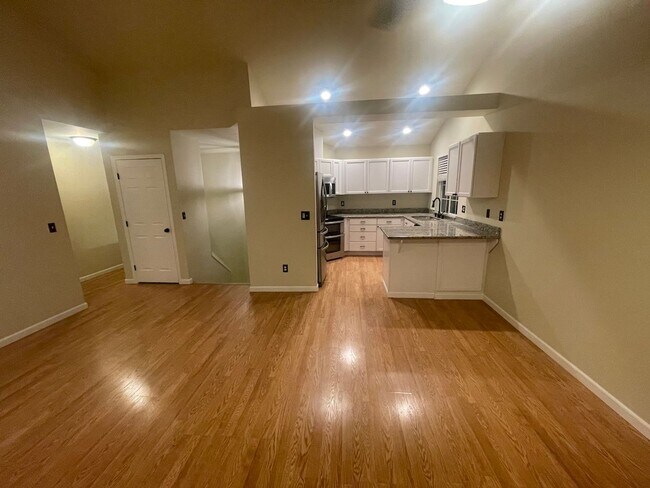 Foto del edificio - Spacious 4 Bedroom Home for Rent in Lake S...