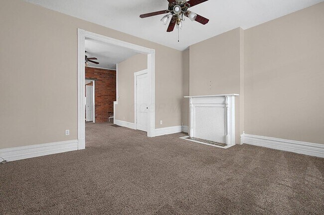 Sala de estar desde la puerta principal - 328 W 1st Ave