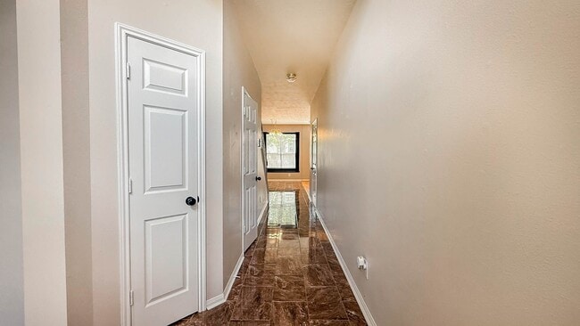 Foto del edificio - 25915 Drybrook Rd