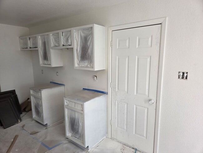 Building Photo - Beautifully Remodeled 4 Bedroom + Office H...