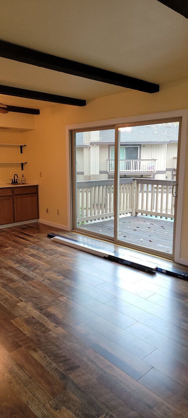 Den - 4701 College Oak Dr