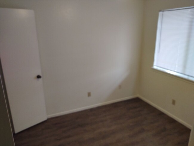 Building Photo - 1105 Dartmouth Ave