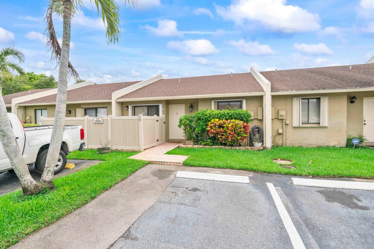 Foto principal - 10240 Boca Bend W