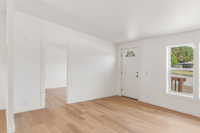 Building Photo - 3 Bedroom, 2 Bathroom Home