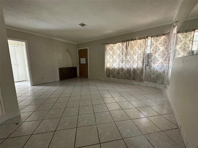 Building Photo - 257 Crescent Dr